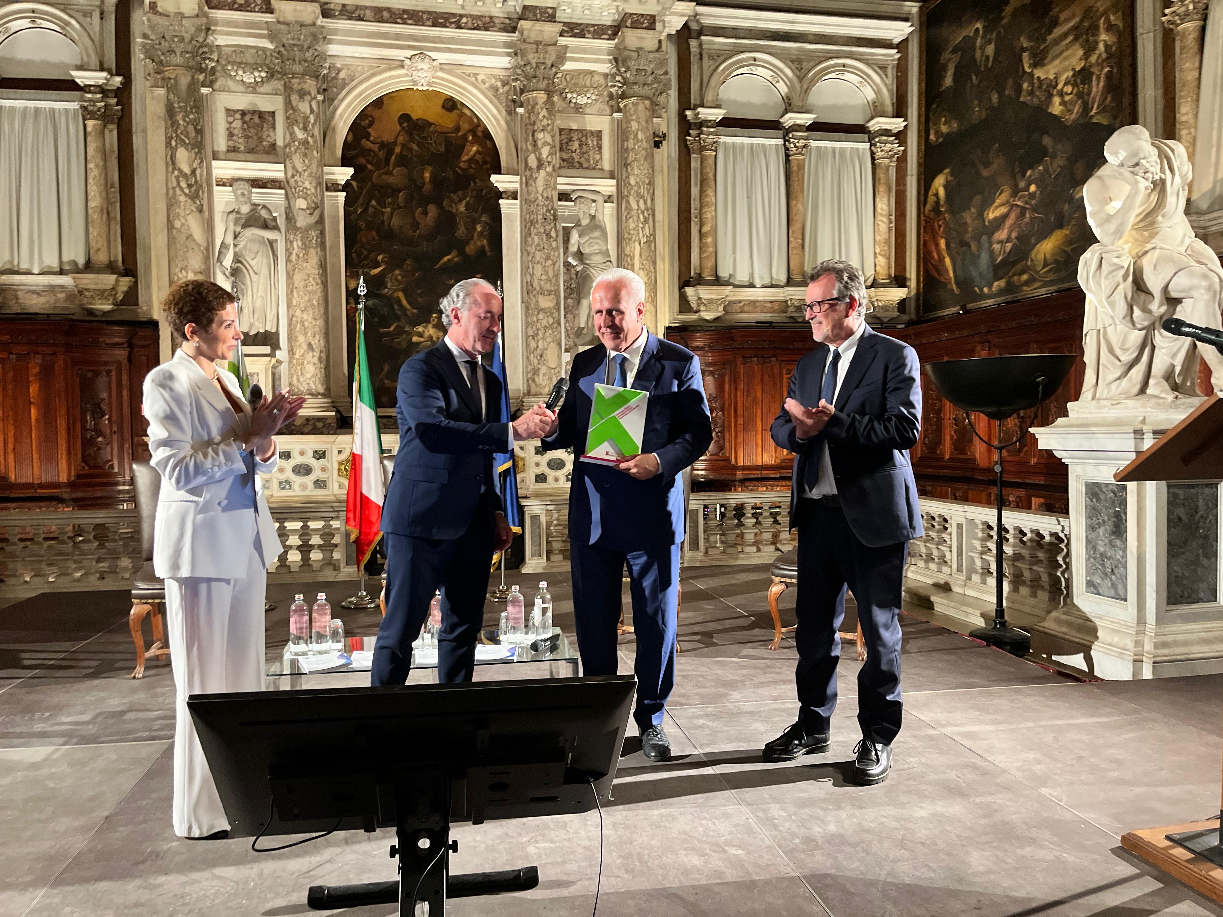 Immagine Sarà in Toscana il Festival delle Regioni 2026. Passaggio di consegne tra Zaia e Giani